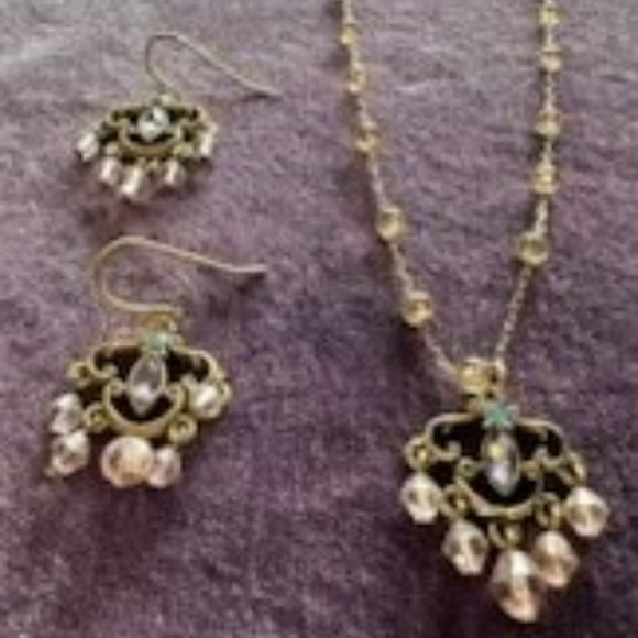 Vintage Gold-Finish Chandelier Pendant and Earrings Set - Picture 6 of 7